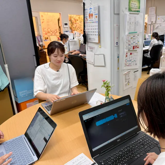 職員室でノンコンタクトタイムを過ごす職員（アルテ子どもと木幼保園）