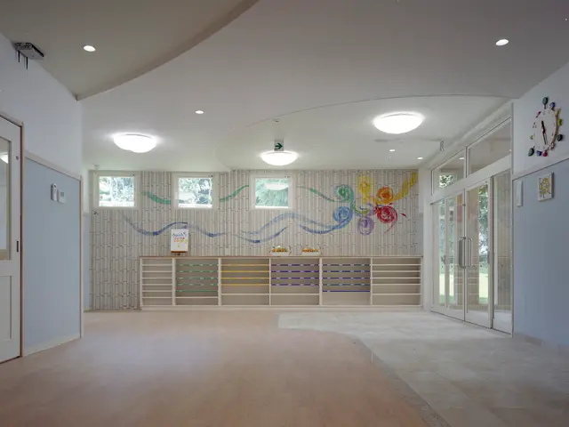 虹の壁画が描かれた世田谷はっと保育園のエントランスホール