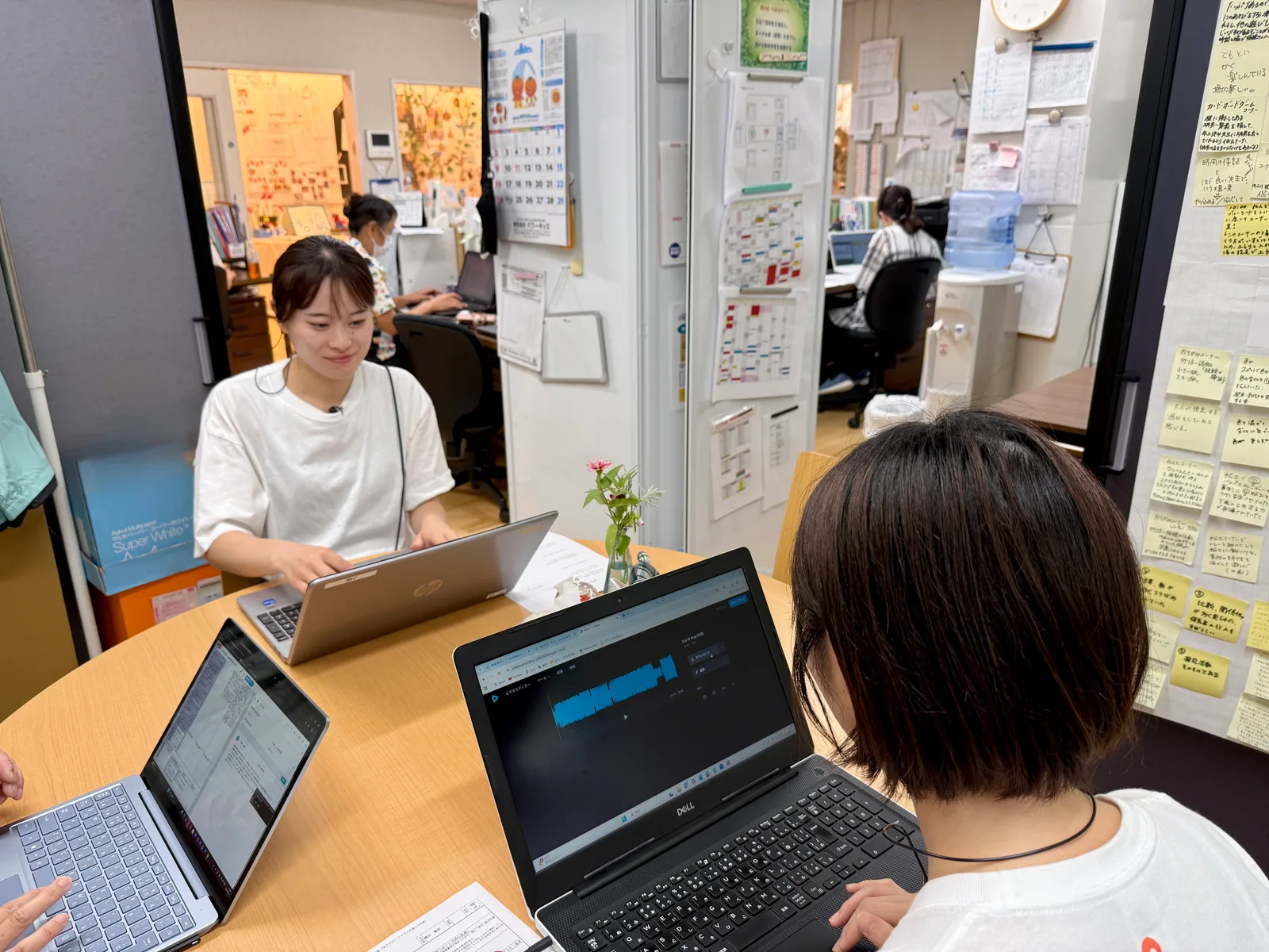 職員室で談笑しながらノンコンタクトタイムを過ごす職員（アルテ子どもと木幼保園）